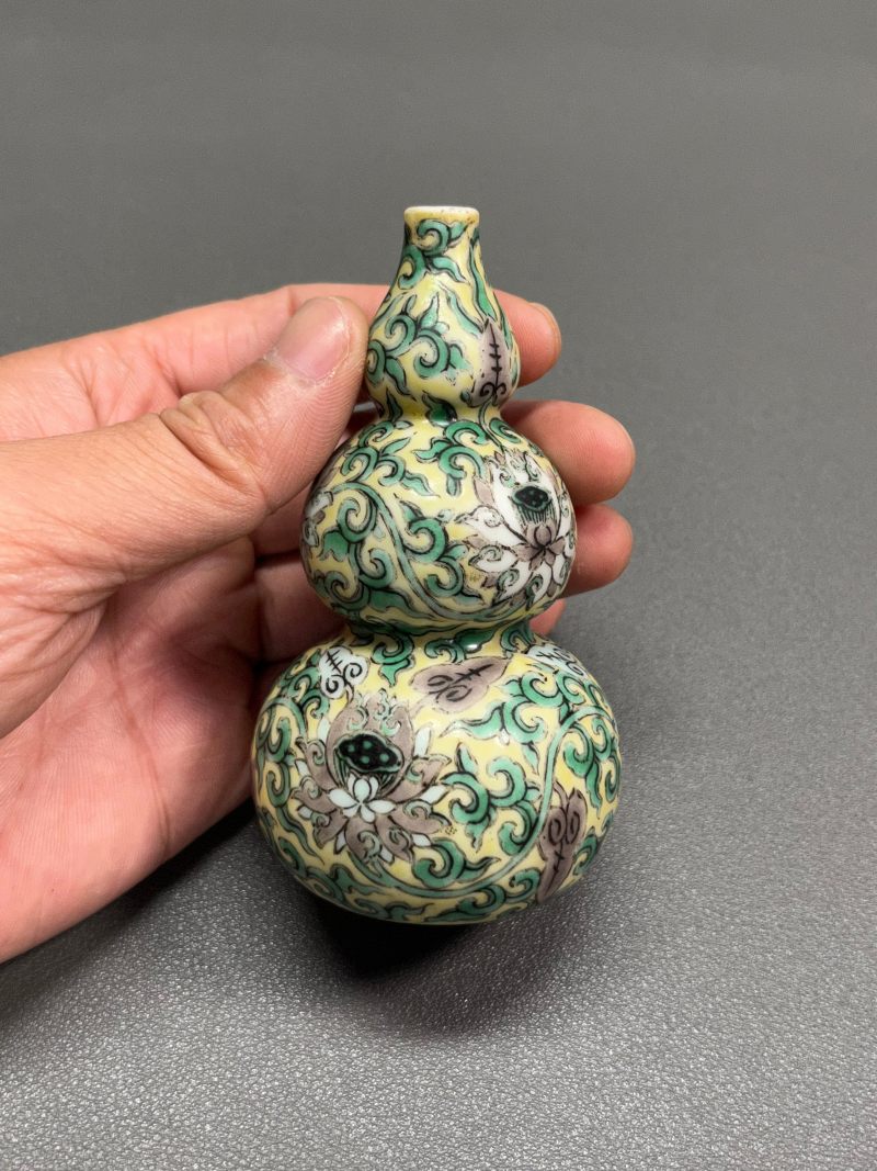 清康熙  素三彩缠枝莲纹葫芦瓶（带木座） - 图6