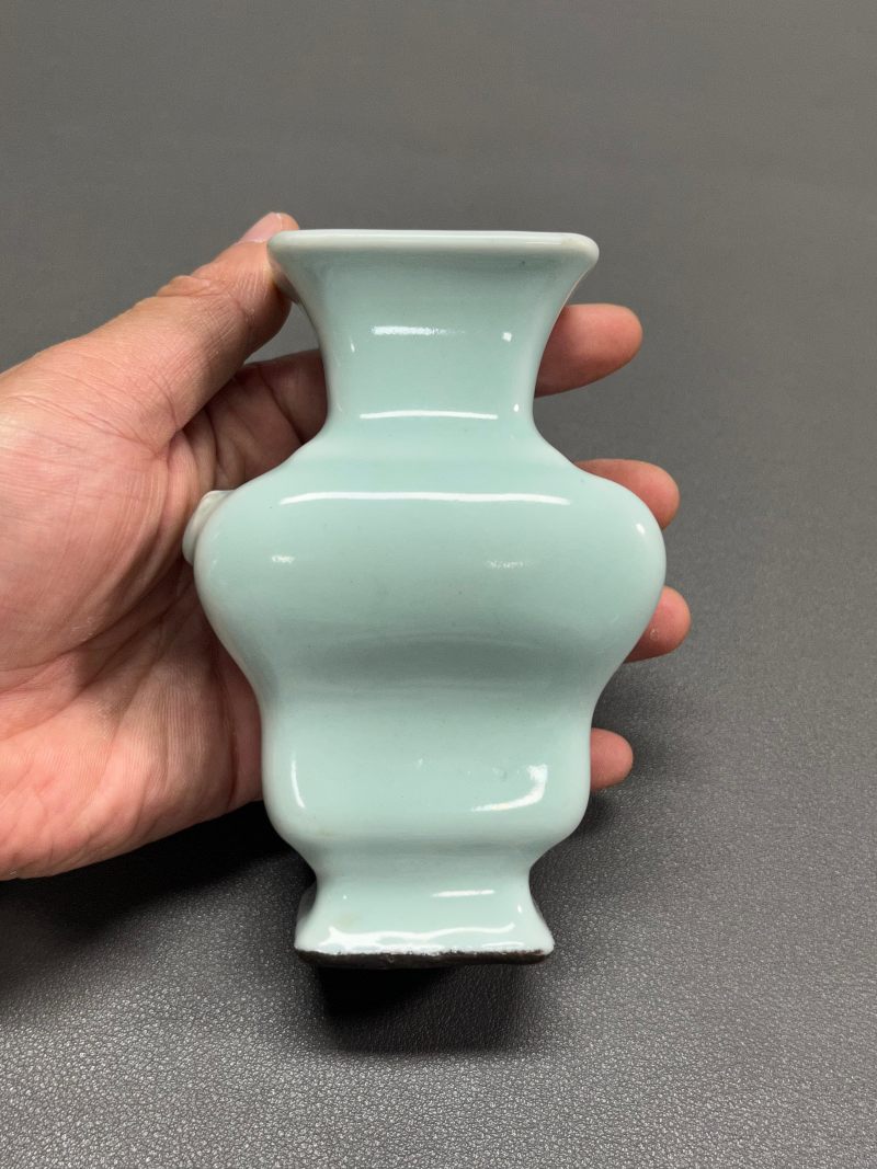 清乾隆  豆青釉双兽耳四方弦纹尊 - 图3