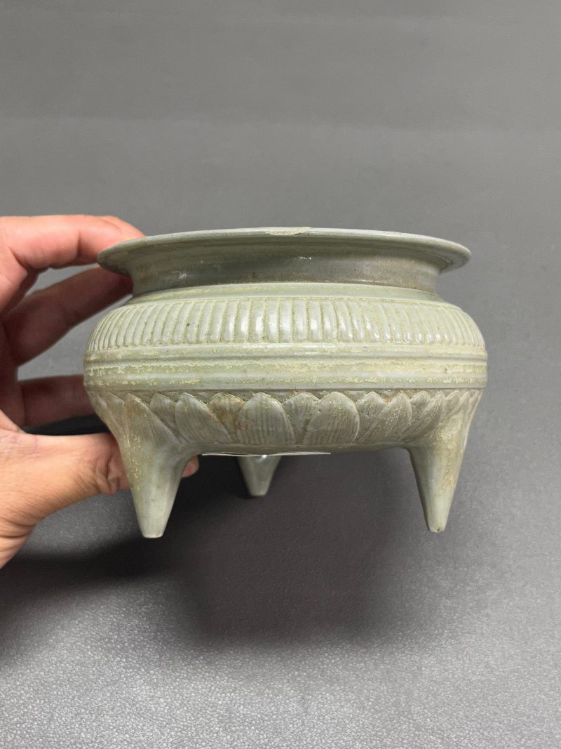 明或明以前  青瓷莲纹三足炉 - 图11