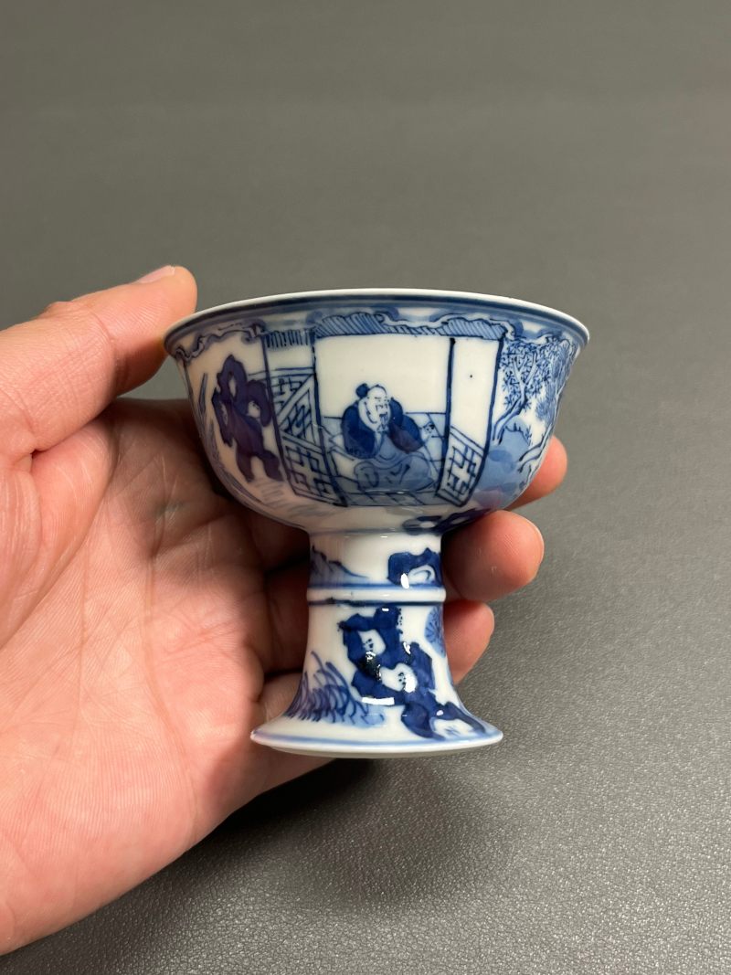 十八世纪  青花庭院高仕图梵文高足杯 - 图3