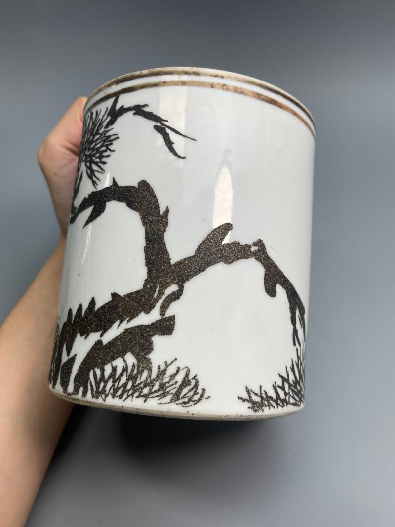 清同治  刻瓷描金苍松图笔筒 - 图13