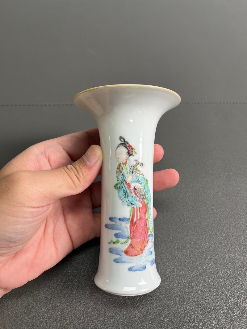 清道光  粉彩仕女图小花觚 - 图3
