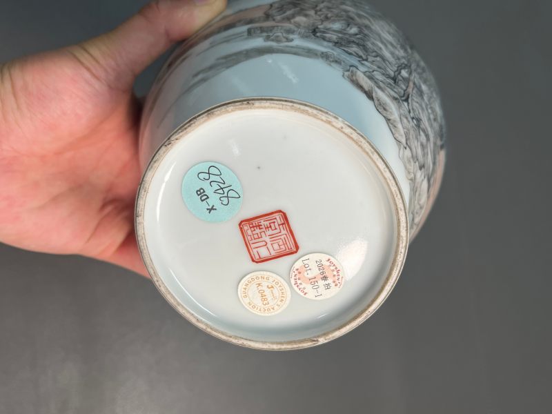 民国  粉彩通景山水长颈瓶（配原座） - 图19