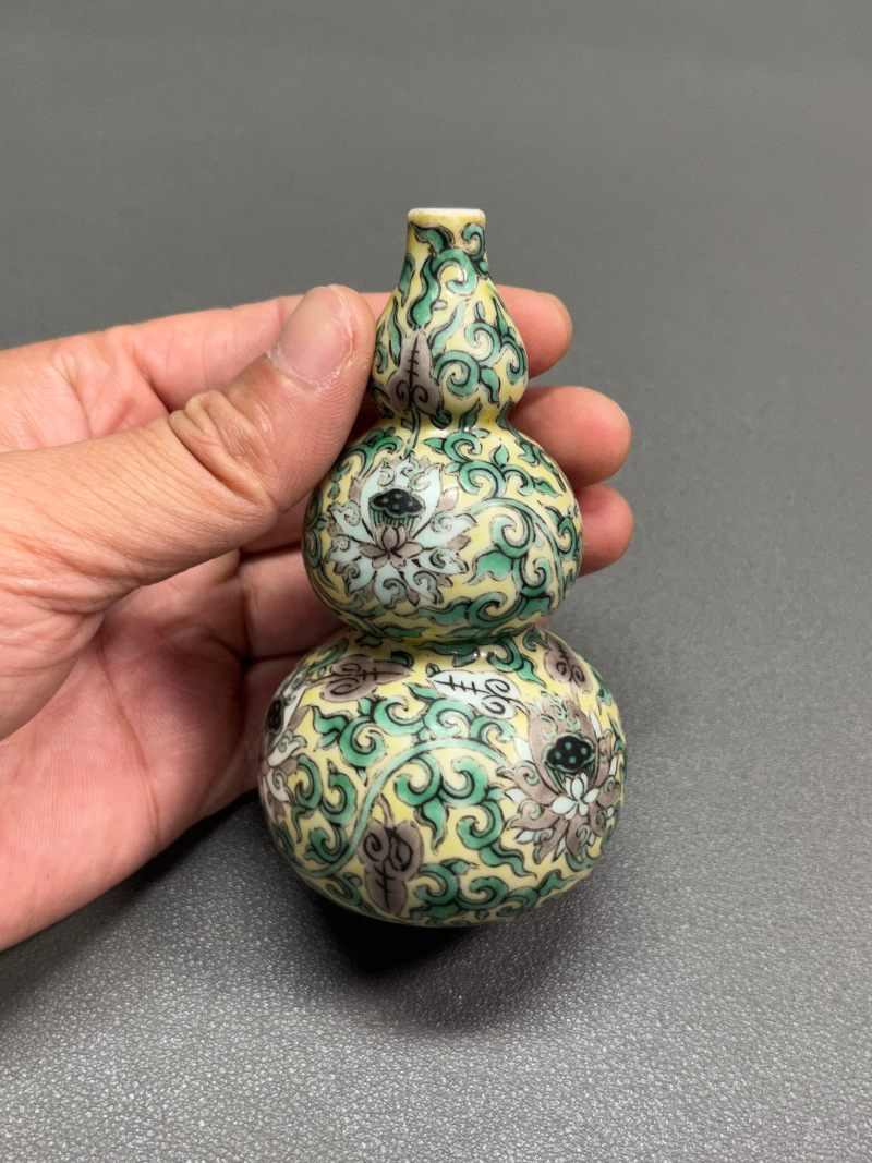 清康熙  素三彩缠枝莲纹葫芦瓶（带木座） - 图7