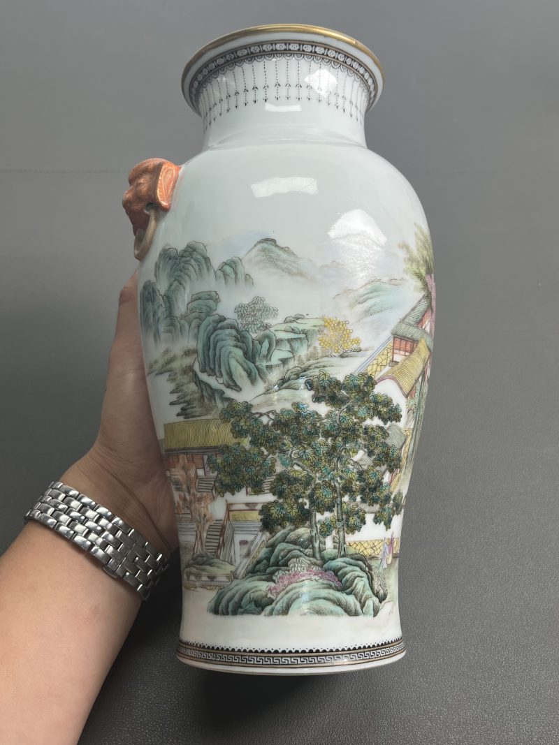 民国  粉彩山水人物双兽耳瓶 - 图4