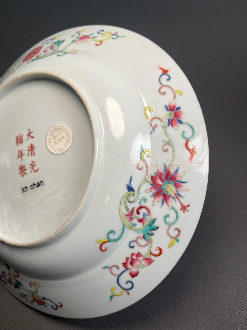 清光绪  粉彩“福禄万代”百蝶团龙纹束腰大盘 ( 一对 ) - 图22