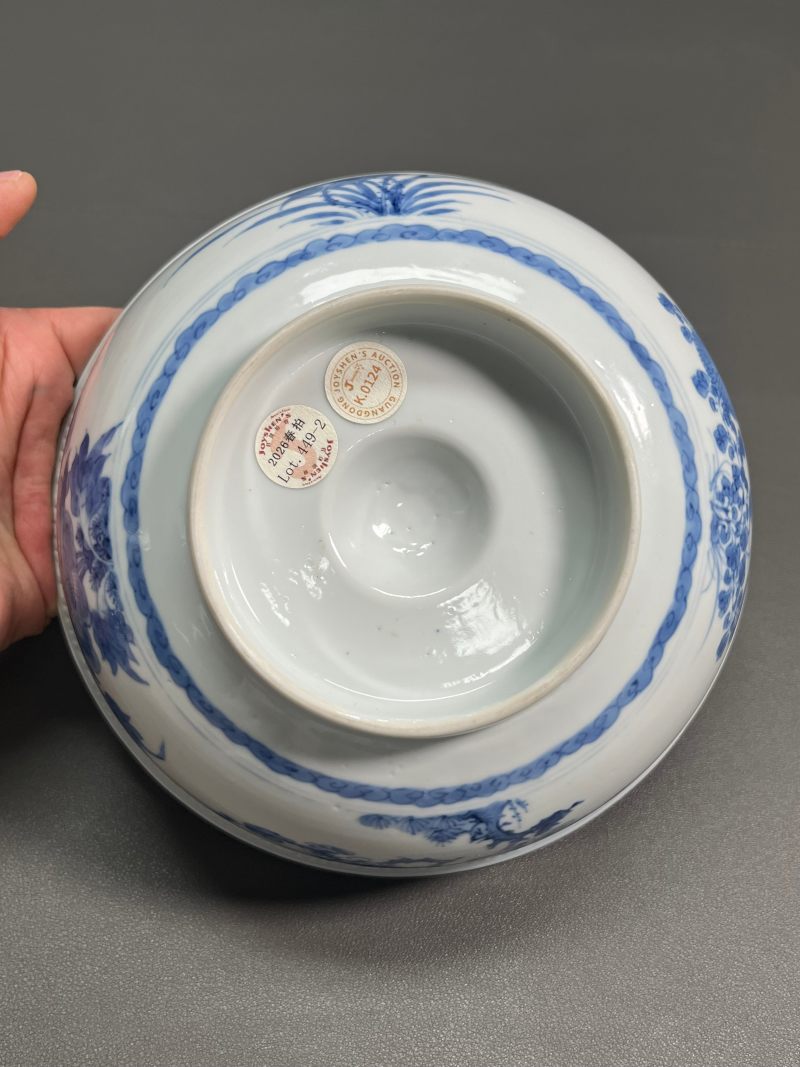 清康熙   青花浮雕回纹外折枝四季花卉内“麻姑献寿”图馒头心碗（一对） - 图22