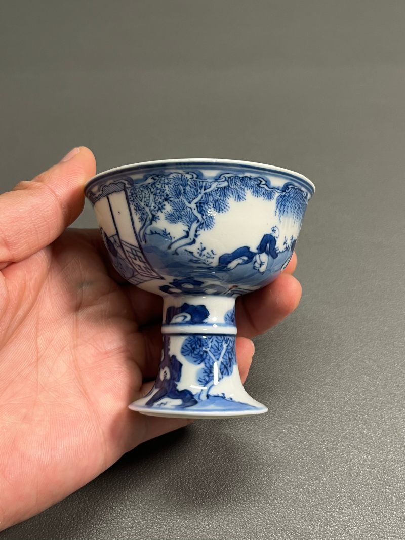 十八世纪  青花庭院高仕图梵文高足杯 - 图4