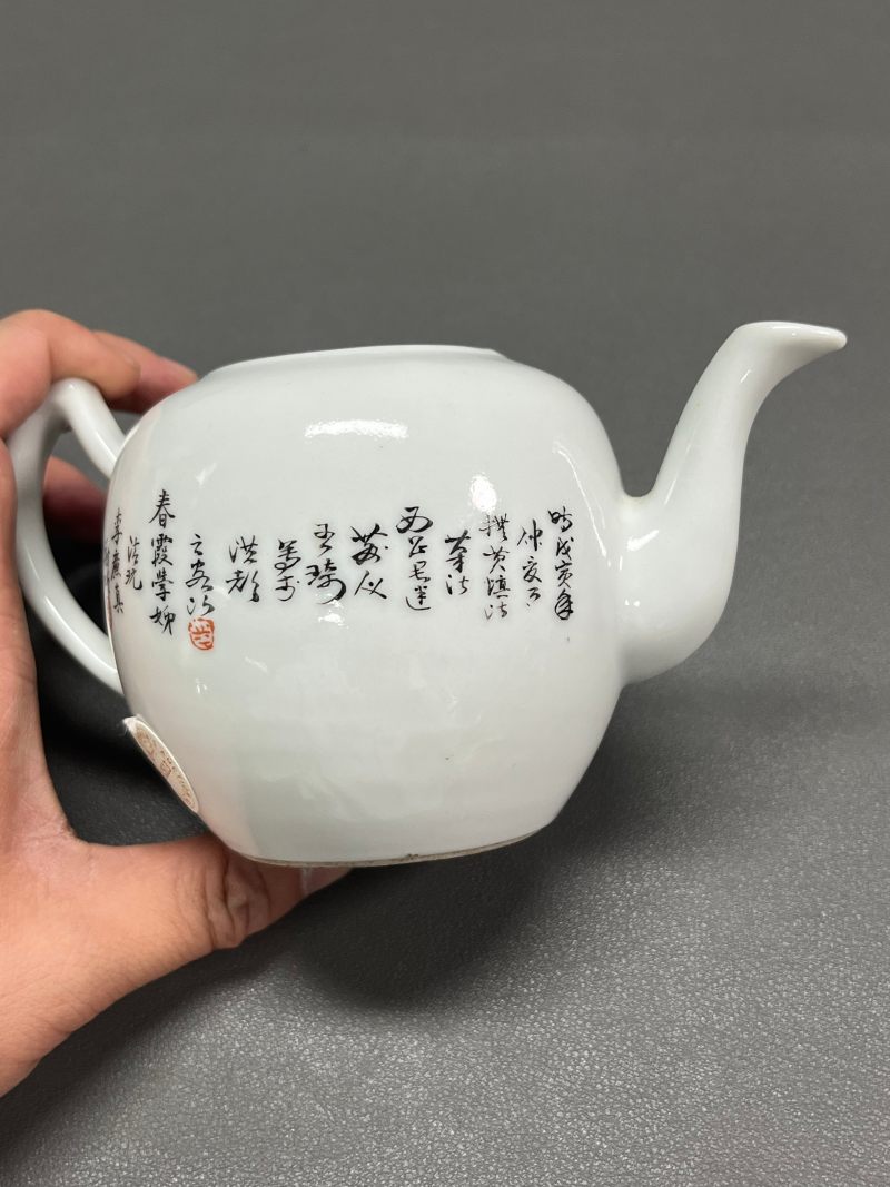 民国  王琦风格粉彩“陶渊明爱菊”图
茶壶 - 图6