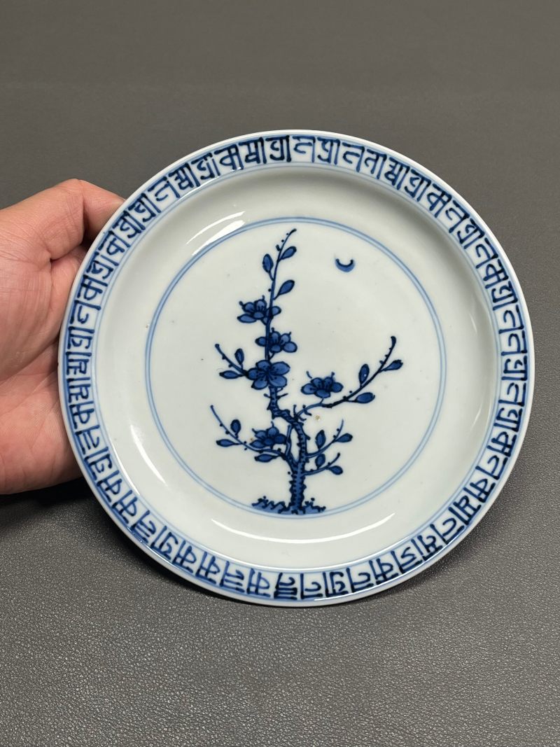 清康熙 青花内藏文月影梅纹外缠枝莲纹折沿盘一对（附
清代原装老盒） - 图14
