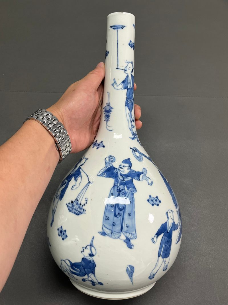 清晚期  青花市井人物故事图胆瓶（一对） - 图4