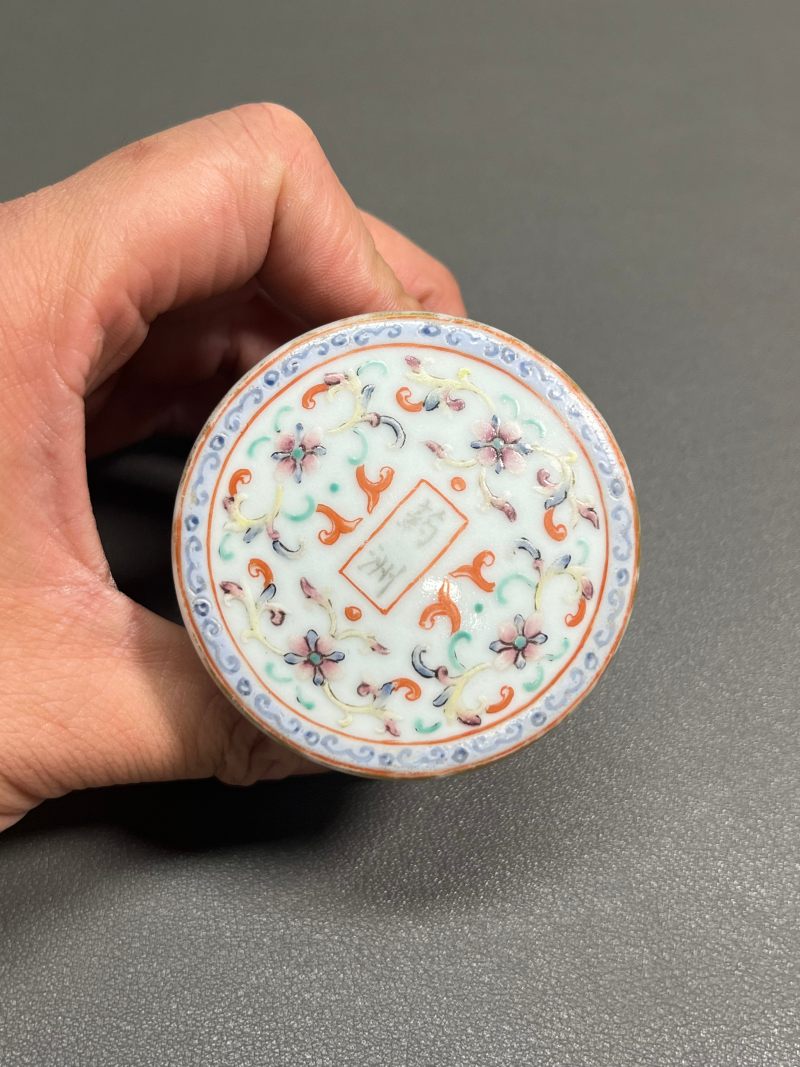 清乾隆“药洲”款粉彩八宝缠枝莲纹轴头（一对） - 图17