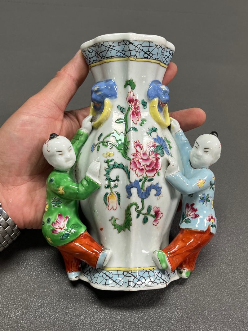 清乾隆  粉彩花卉贴塑婴戏壁瓶（一对） - 图12