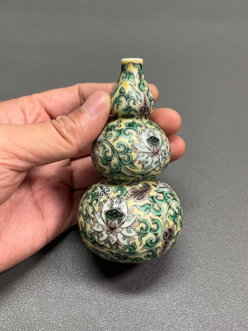 清康熙  素三彩缠枝莲纹葫芦瓶（带木座） - 图8
