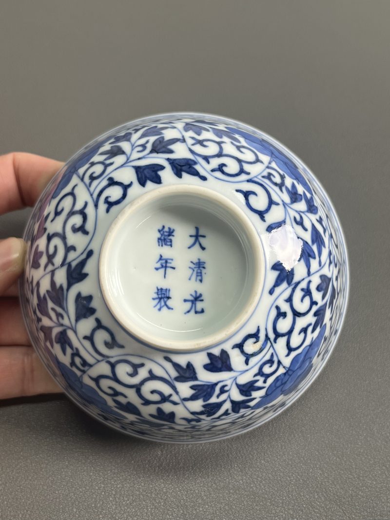 清光绪  青花缠枝花卉纹碗 - 图11