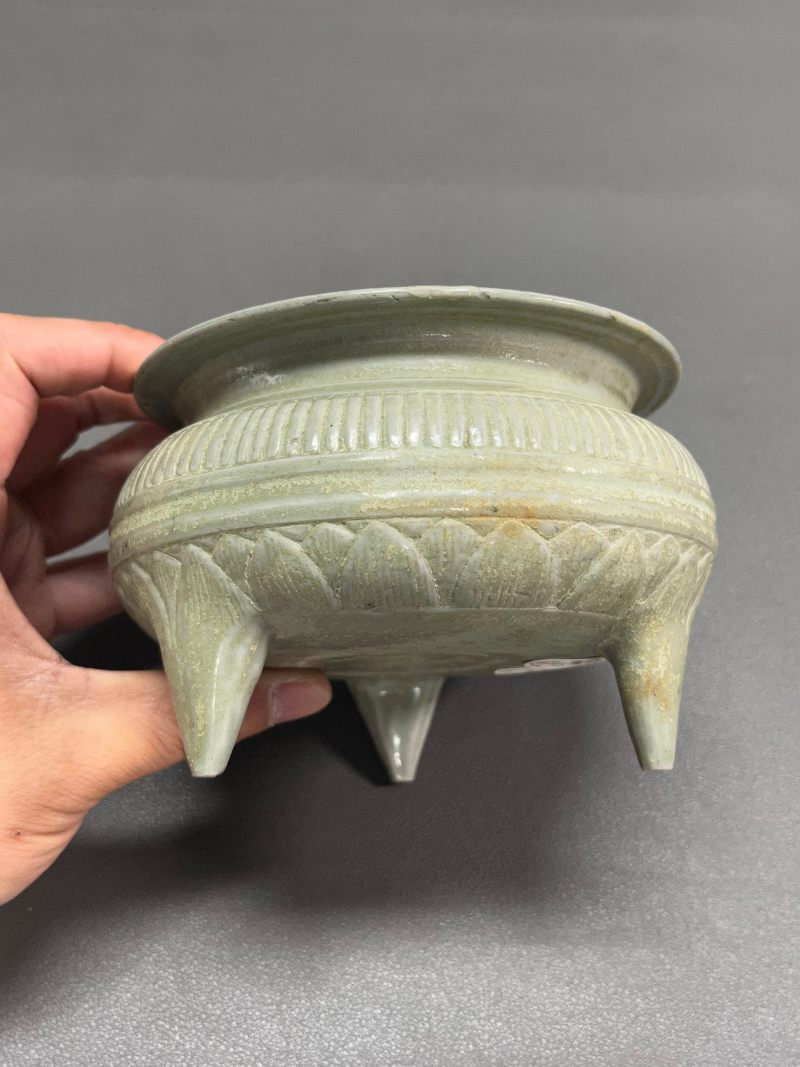 明或明以前  青瓷莲纹三足炉 - 图13