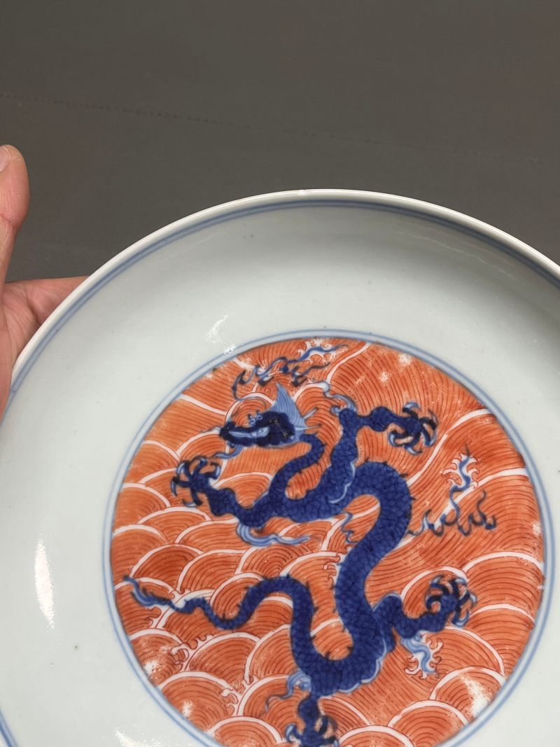 清康熙  青花矾红海水九龙纹盘 - 图9