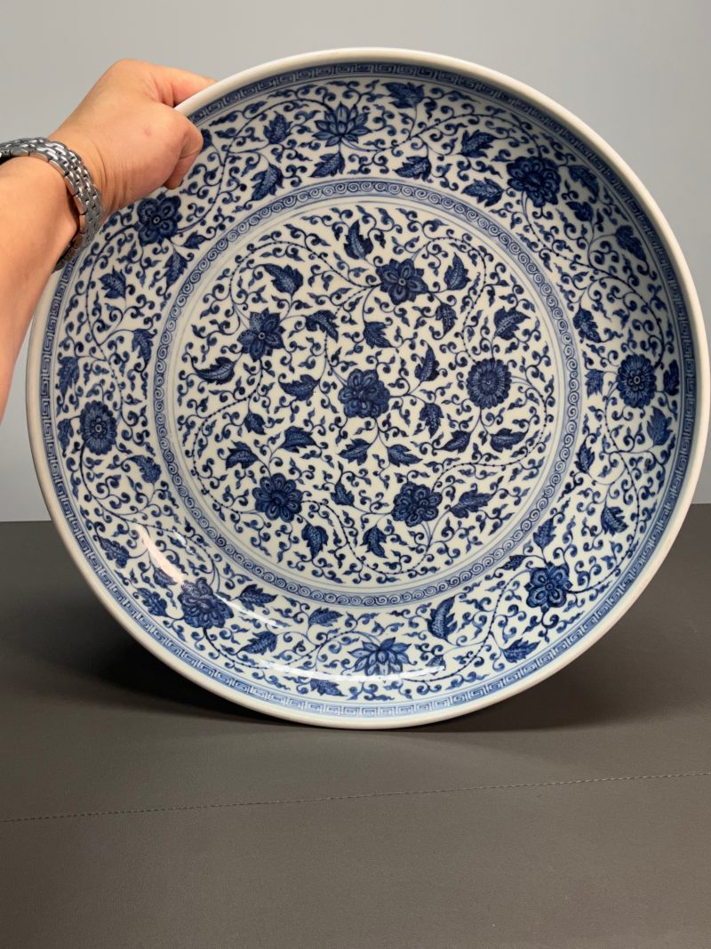 清乾隆  青花缠枝花卉纹大盘 - 图3