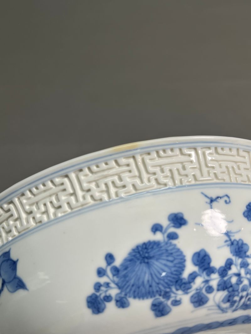清康熙   青花浮雕回纹外折枝四季花卉内“麻姑献寿”图馒头心碗（一对） - 图23