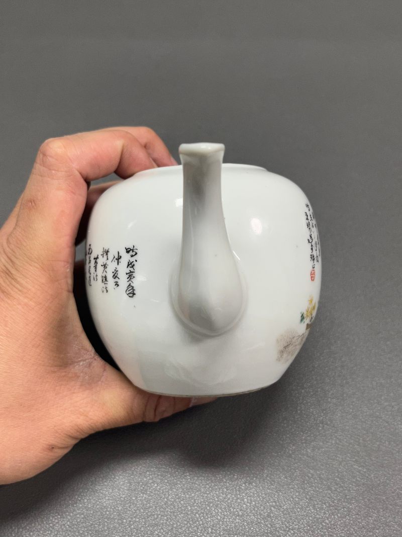 民国  王琦风格粉彩“陶渊明爱菊”图
茶壶 - 图7