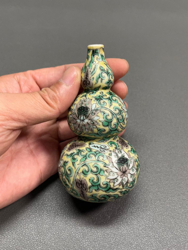 清康熙  素三彩缠枝莲纹葫芦瓶（带木座） - 图9