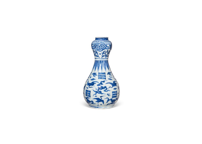 明万历  青花八卦云鹤纹蒜头瓶