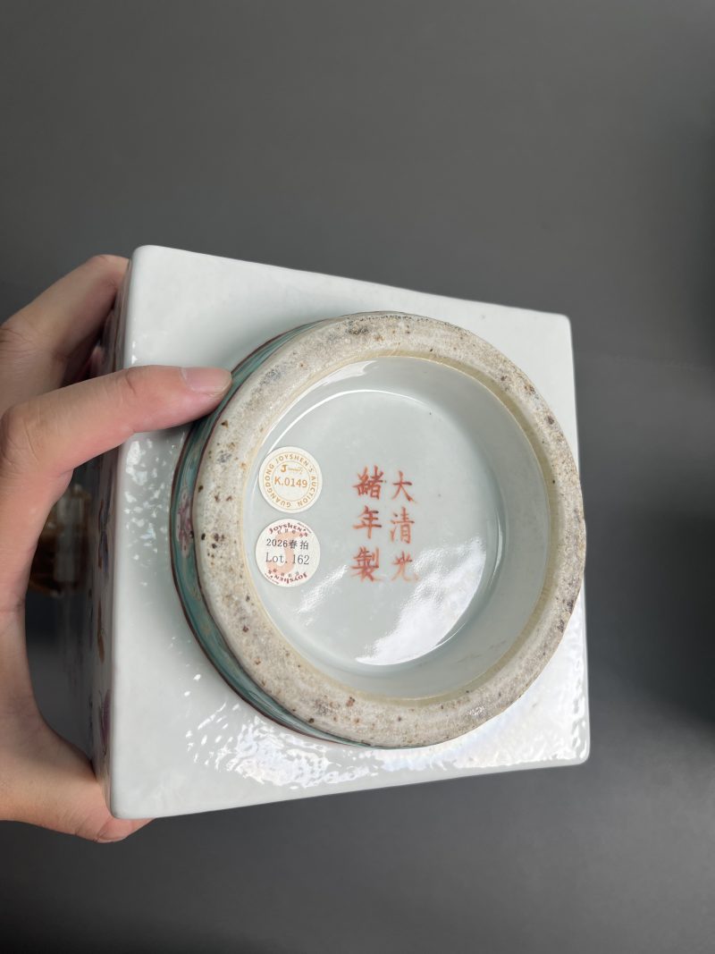清光绪  粉彩百蝶图象耳琮式瓶 - 图15