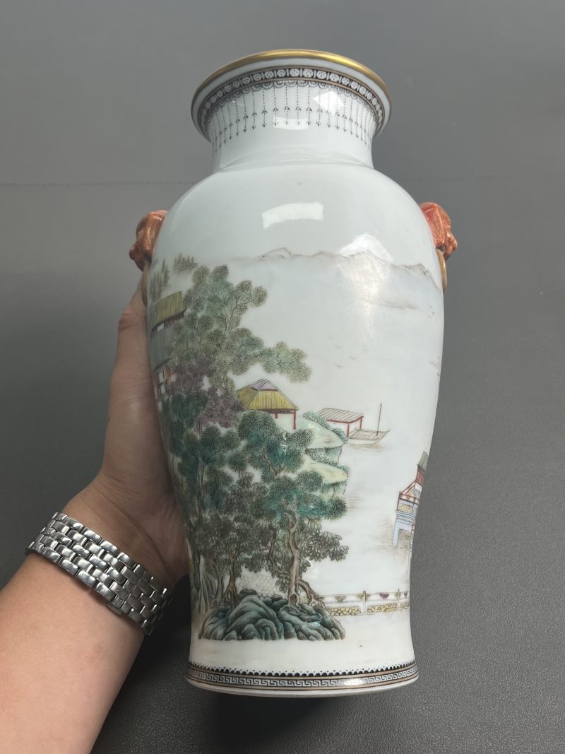 民国  粉彩山水人物双兽耳瓶 - 图6
