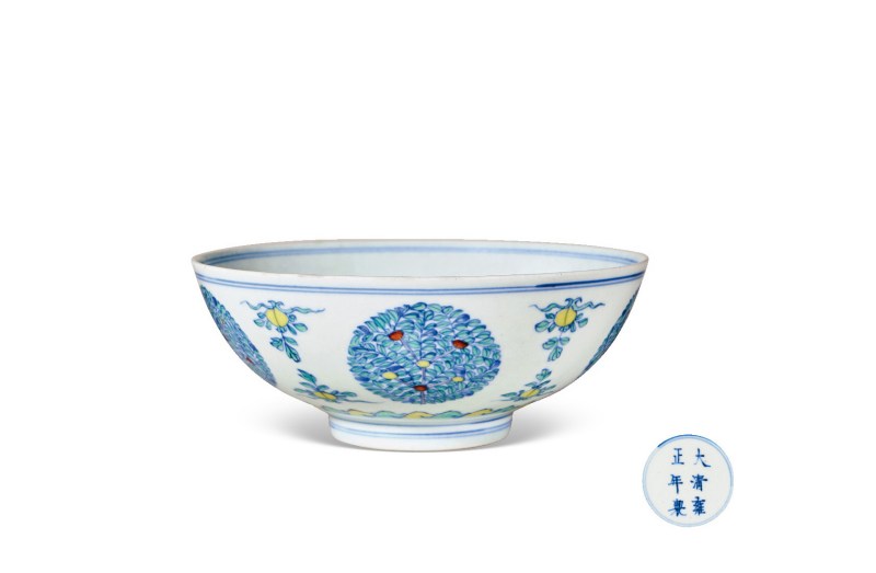 清雍正 斗彩团龙纹大碗