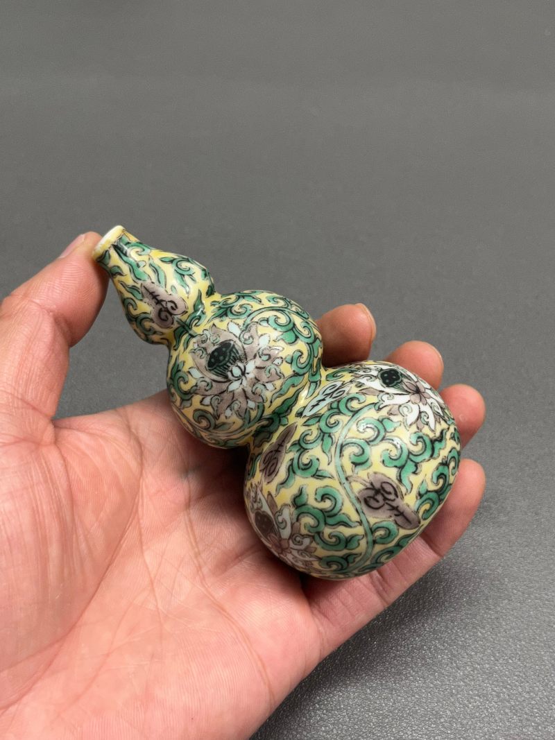 清康熙  素三彩缠枝莲纹葫芦瓶（带木座） - 图10