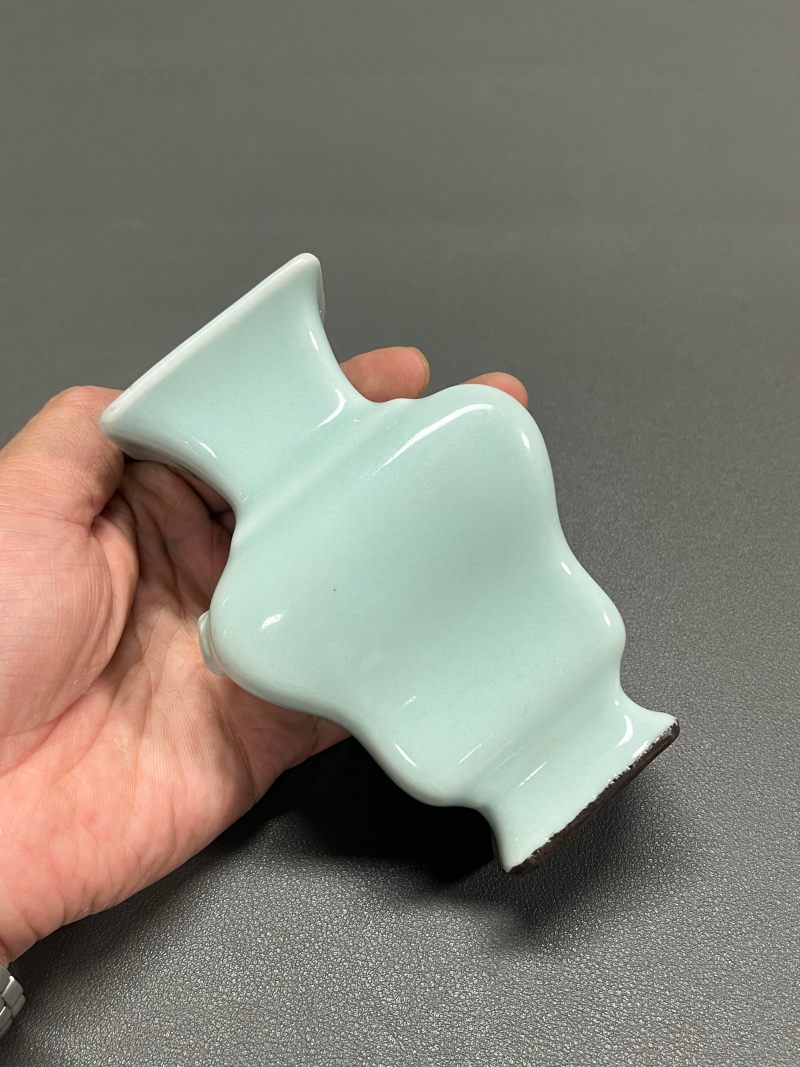 清乾隆  豆青釉双兽耳四方弦纹尊 - 图7