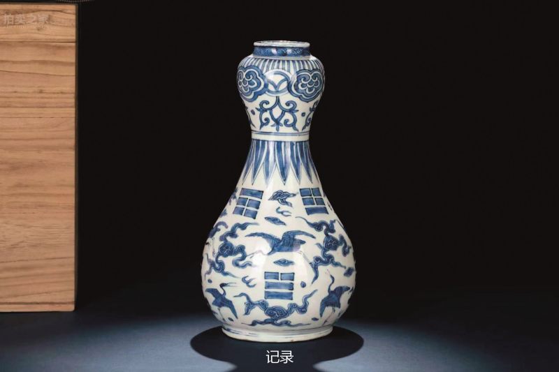 明万历  青花八卦云鹤纹蒜头瓶 - 图2
