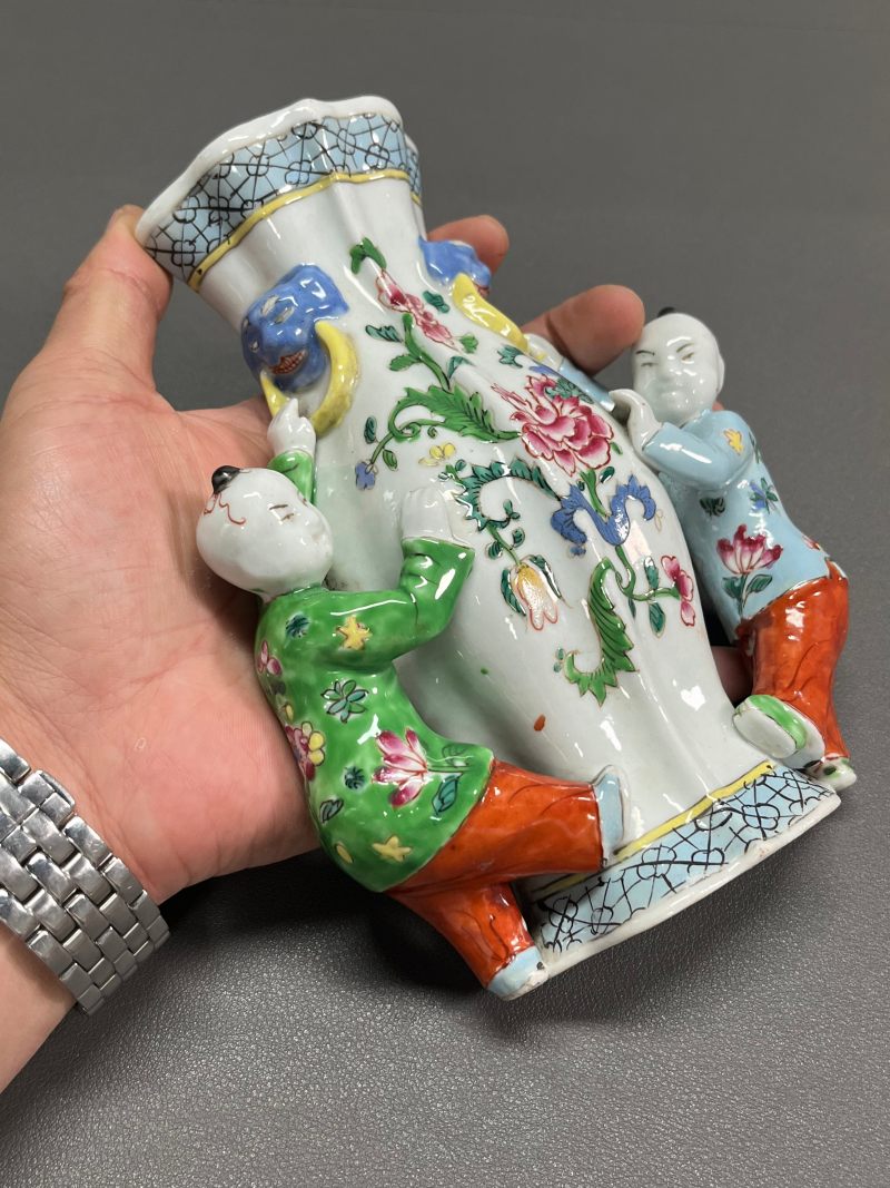 清乾隆  粉彩花卉贴塑婴戏壁瓶（一对） - 图14
