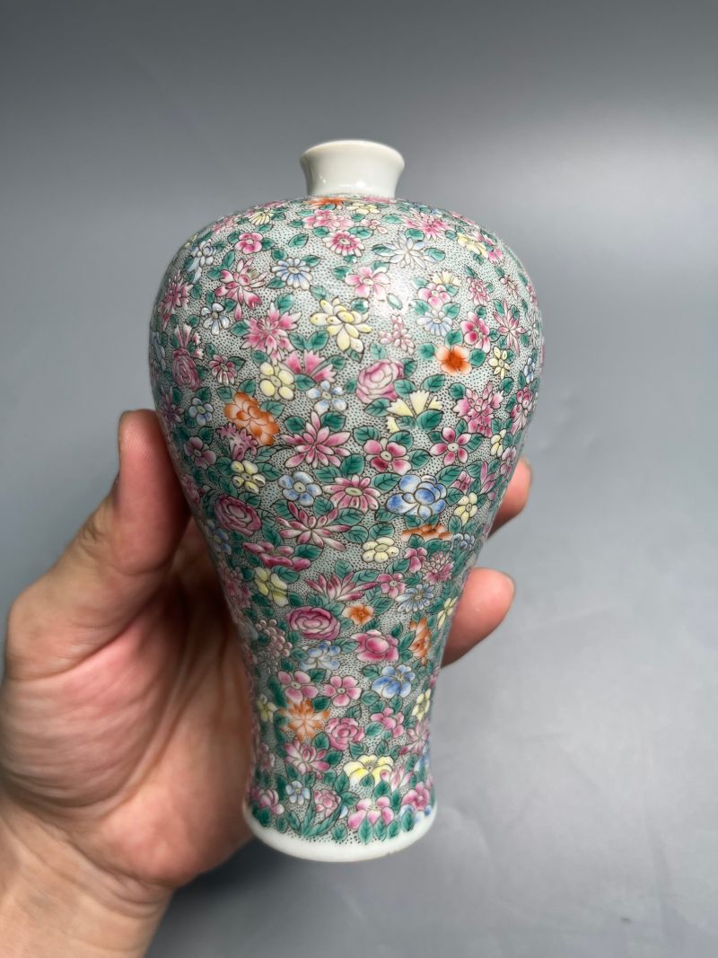 清晚期  粉彩“百花不落地”梅瓶 - 图13