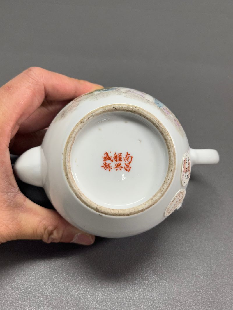 民国  王琦风格粉彩“陶渊明爱菊”图
茶壶 - 图9