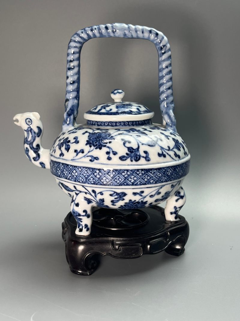 清乾隆  青花缠枝莲纹小盉壶（带木座） - 图2