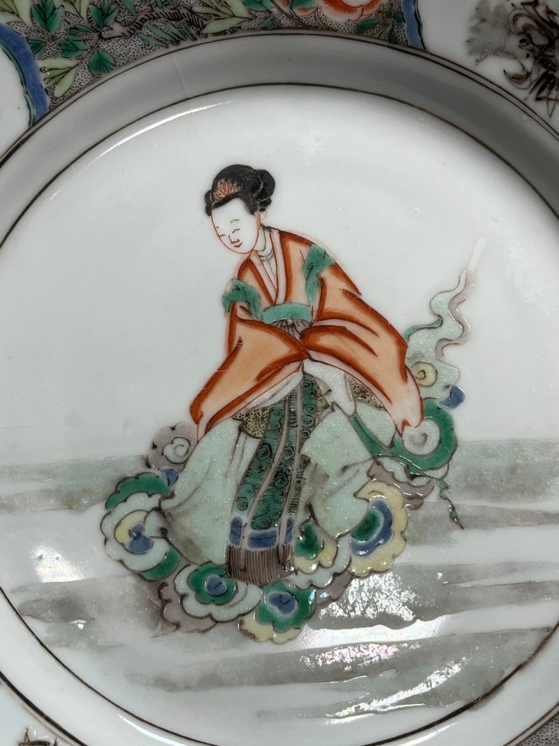 清康熙   五彩花卉锦地墨彩开光“仕女仙游”图折沿盘 - 图10