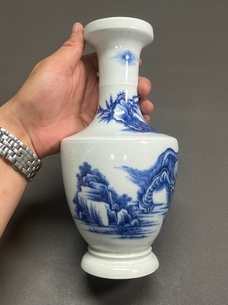 清雍正  青花“瑞兽望月”图弦纹盘口瓶 - 图4