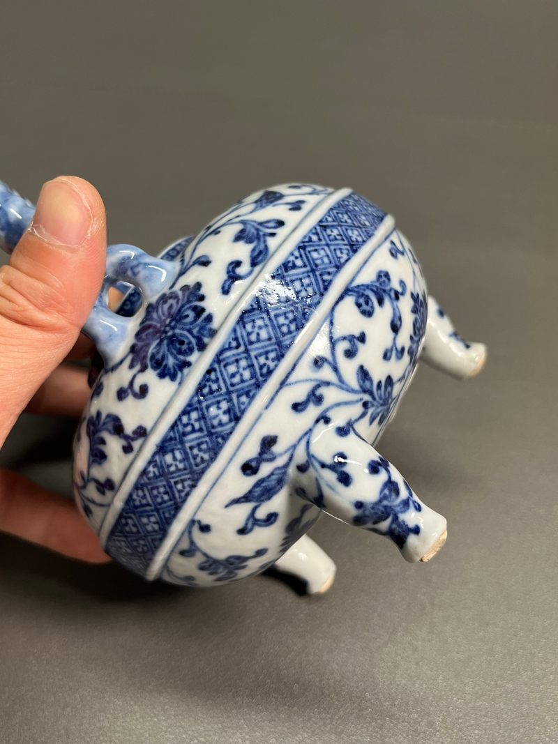 清乾隆  青花缠枝莲纹小盉壶（带木座） - 图17