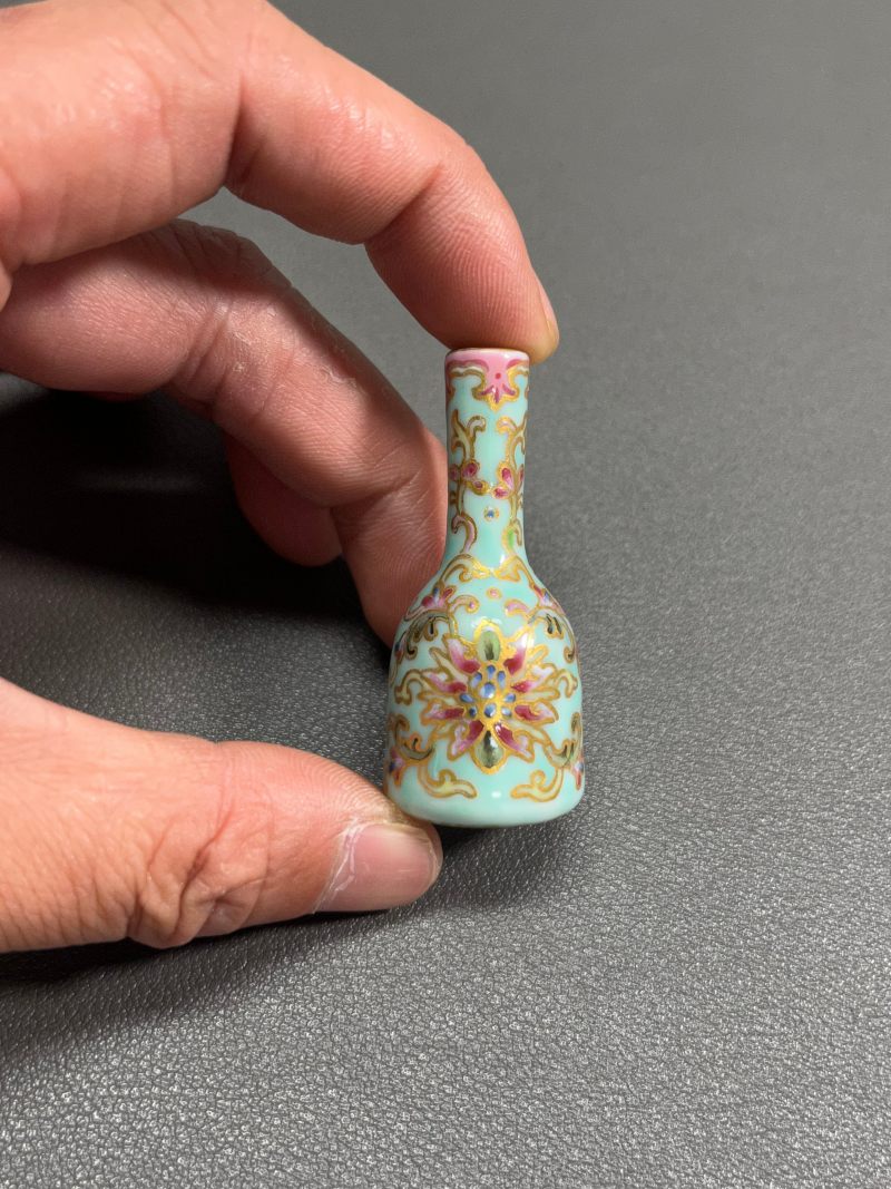 民国  松石绿地洋彩描金缠枝花卉纹小瓶（带木座） - 图5