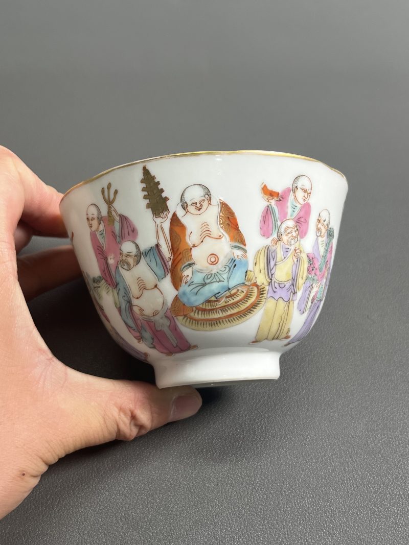 清道光  粉彩“十八罗汉”花口杯 - 图3