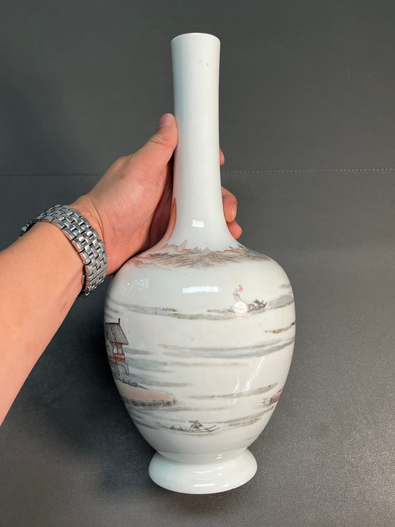 民国  粉彩通景山水长颈瓶（配原座） - 图7
