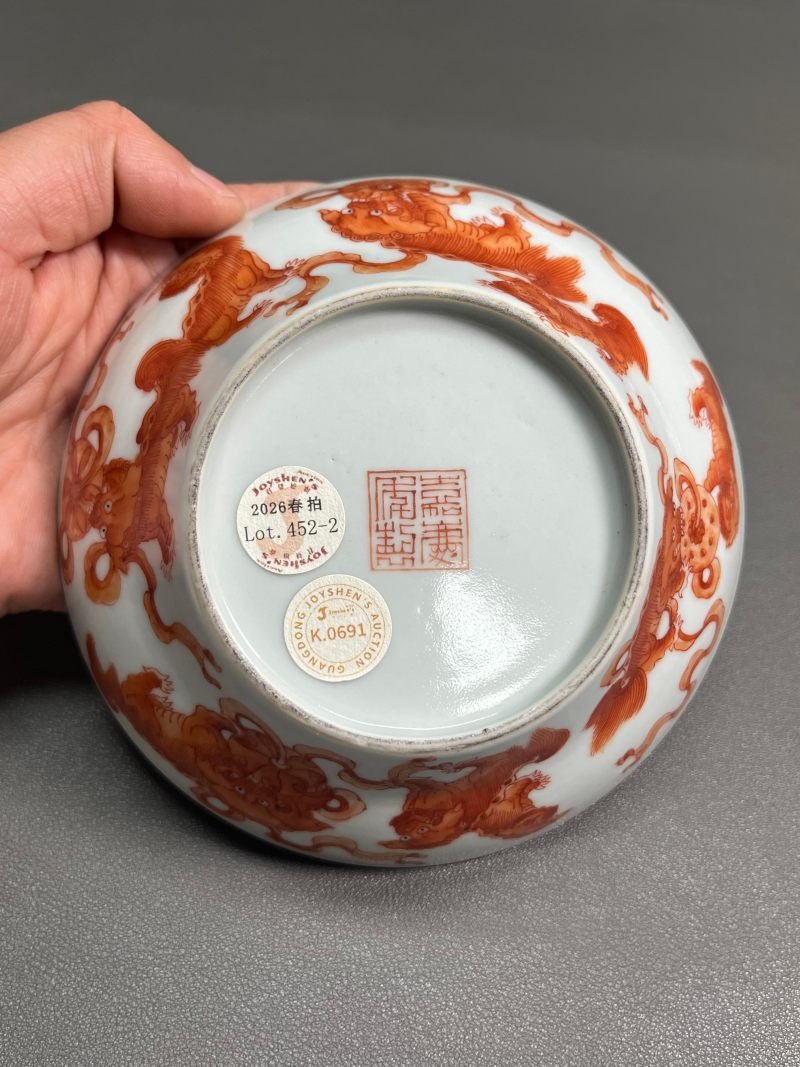 清嘉庆 外矾红彩太狮少师戏球纹内粉彩“福寿三多”图束腰碗（一
对、带老盒） - 图14