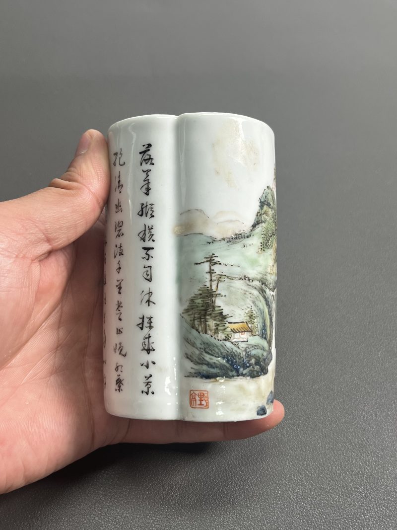 民国  粉彩山水图诗文卷形笔筒 - 图7
