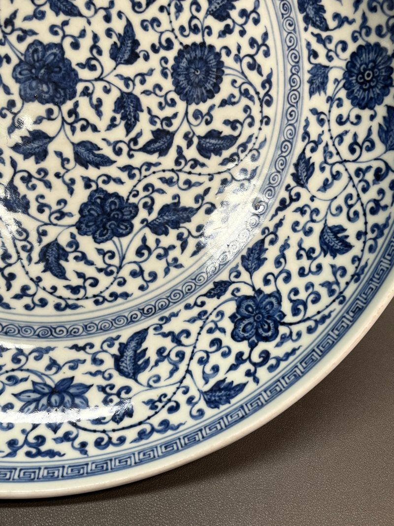 清乾隆  青花缠枝花卉纹大盘 - 图6