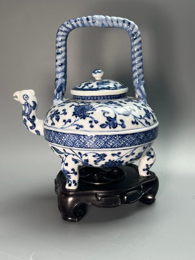 清乾隆  青花缠枝莲纹小盉壶（带木座） - 图3