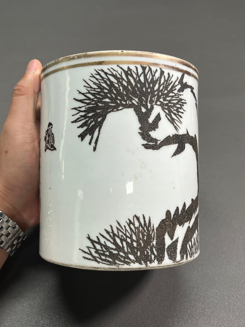 清同治  刻瓷描金苍松图笔筒 - 图19