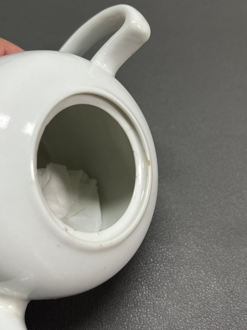 民国  王琦风格粉彩“陶渊明爱菊”图
茶壶 - 图10