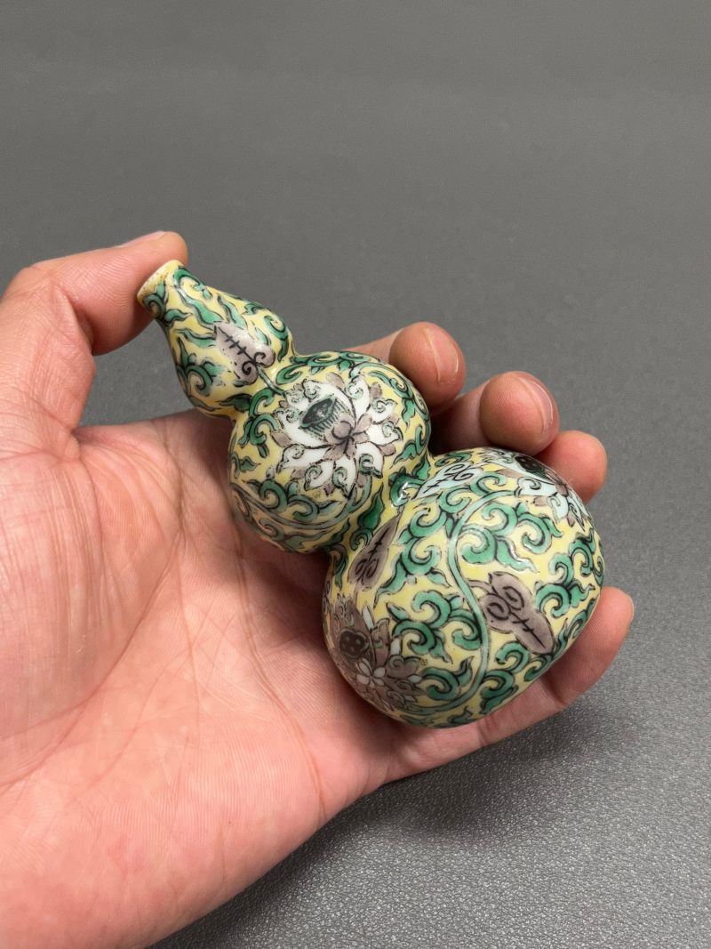 清康熙  素三彩缠枝莲纹葫芦瓶（带木座） - 图11