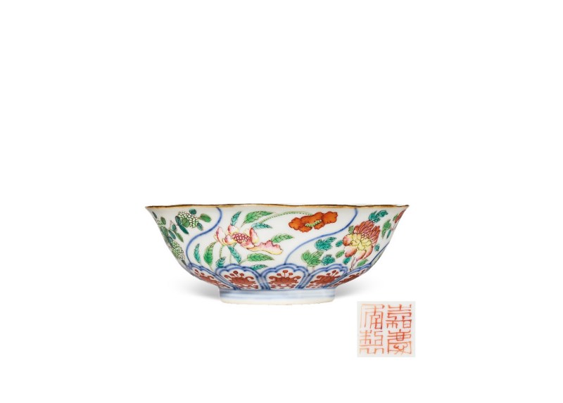 清嘉庆  粉彩内三多外四季花卉花口碗